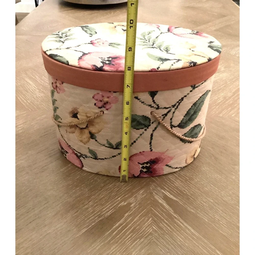 VINTAGE DREAM HOUSE CLOSET/SEWING ACCESSORIES JAYHAWK NY BOX IN QUILTED FLORAL